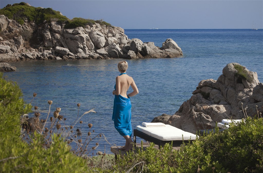 Solární terasy s lehátky na skalách - Valle della Erica, Santa Teresa di Gallura, Sardinie