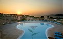 Marinedda Hotel Thalasso &  Spa - Podvečerní bazén s výhledem na moře, Marinedda hotel, Isola Rossa, Sardinie