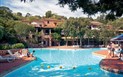Blau Cala Moresca at Arbatax Park Resort - Pohled od bazénu na budovu s pokoji, Arbatax, Sardinie