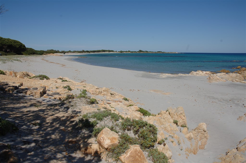 Pohled na pláž u vily, Orosei, Sardinie
