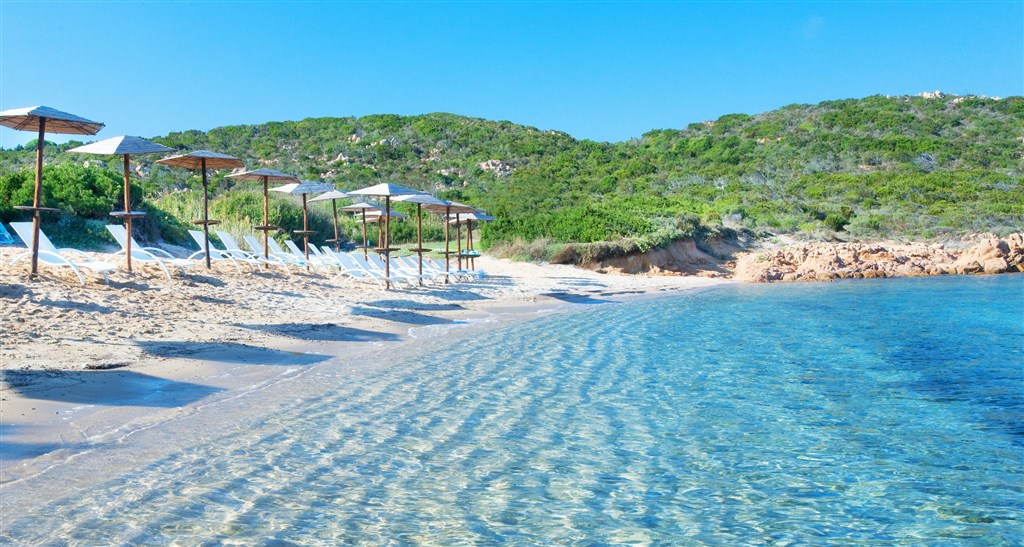 Pláž Li Nabani, Porto Cervo, Sardinie