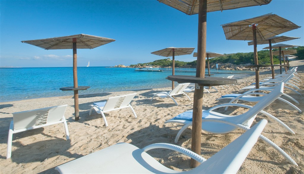 Pláž Li Nabani, Porto Cervo, Sardinie