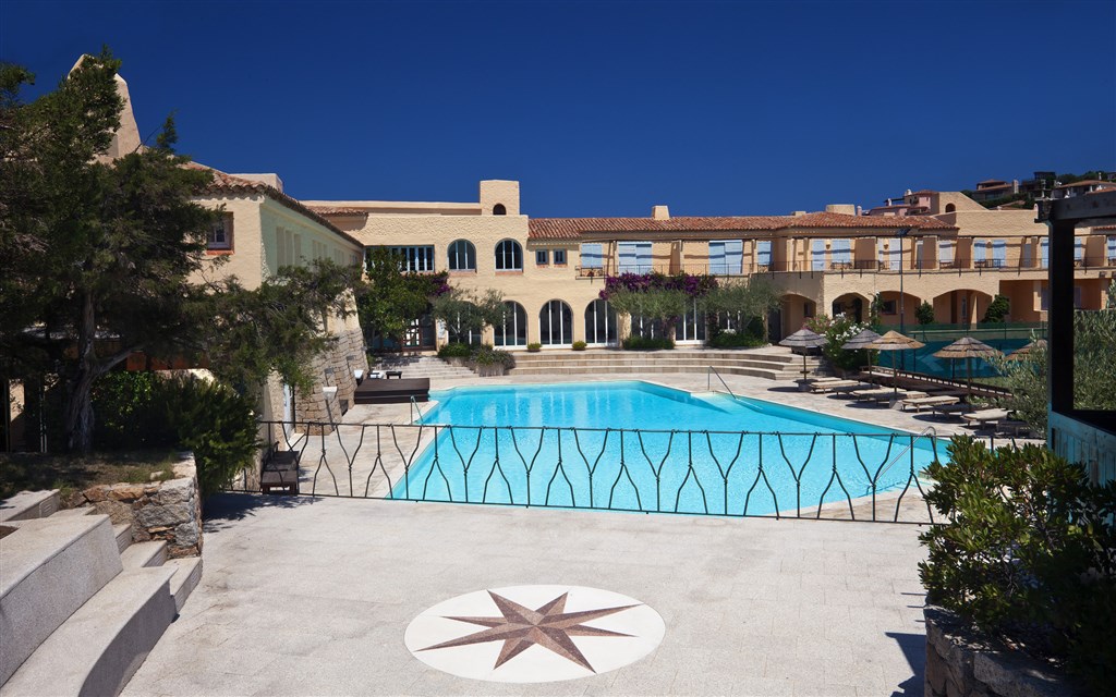 Tenis klub s bazénem, Porto Cervo, Sardinie