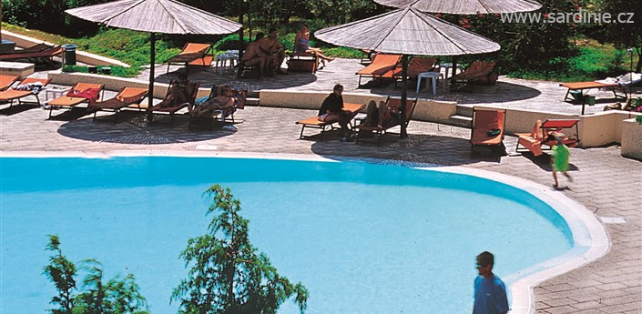 Resort Cala di Falco - Residence - Pohled na bazén a moře, Cannigone, Sardinie