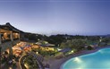 Resort Cala di Falco - Residence - Panoramatický pohled na bazén, restauraci a moře, Cannigone, Sardinie