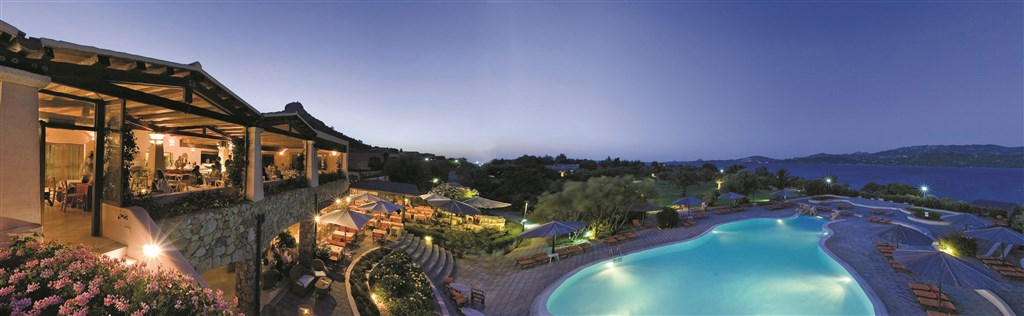 Panoramatický pohled na bazén, restauraci a moře, Cannigone, Sardinie