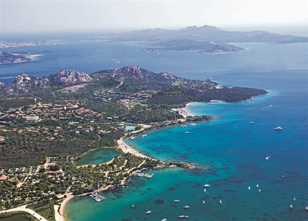 Letecký pohled na hotel a pobřeží, Palau, Sardinie