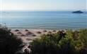 New Barcavela - Večerní pláž, pohled z hotelové zahrady, Santa Margherita di Pula, Sardinie