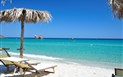 Resort Baia Cea - pláž Baia Cea s lehátky