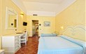 Hotel Club Saraceno - Pohled na pokoj s manželskou postelí a odděleným lůžkem, Arbatax, Sardinie