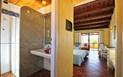 Hotel Club Saraceno - Pohled na pokoj s manželskou postelí, odděleným lůžkem a koupelnu, Arbatax, Sardinie