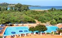 Colonna Beach Hotel Marinella - Bazén, cesta k moři, pláž Golfo di Marinella, Sardinie