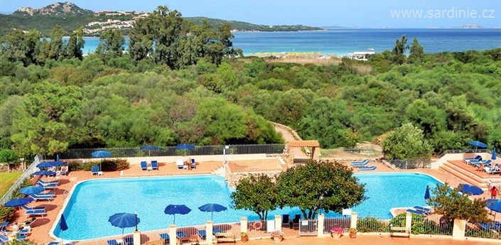 Colonna Beach Hotel Marinella - Bazén, cesta k moři, pláž Golfo di Marinella, Sardinie