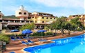 Colonna Beach Hotel Marinella - Bazén s hlavní budovou, Golfo di Marinella, Sardinie