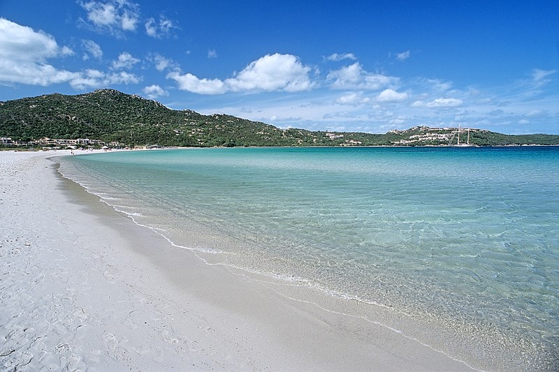 Nádherná pláž s bílým pískem a průzračnou vodou, Golfo di Marinella, Sardinie