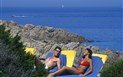 Torreruja Hotel Relax Thalasso & Spa - Opalovací terasy s lehátky mezi pobřežními skalisky, Isola Rossa, Sardinie