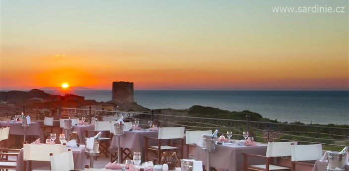 Torreruja Hotel Relax Thalasso & Spa - Restaurace pod širým nebem, Isola Rossa, Sardinie