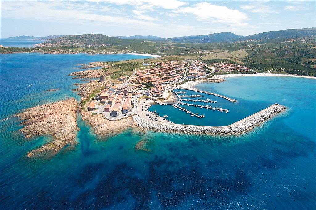 Isola Rossa letecký pohled na městečko s přístavem, Sardinie
