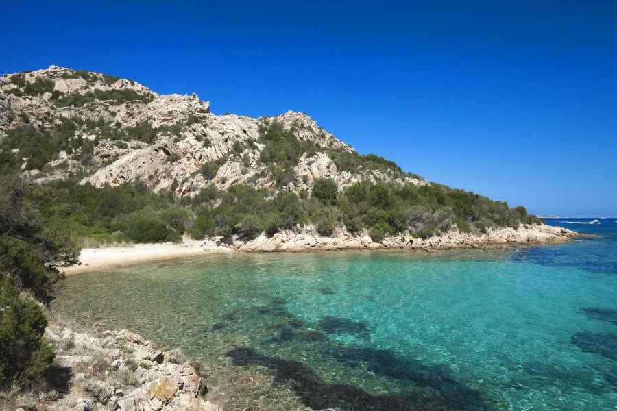 Cala Selvaggia neboli Divoká zátoka, Palau, Sardinie