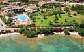 Resort Cala di Falco - Hotel - Letecký pohled na resort a pláž - Cala di Falco, Cannigione, Smaragdové pobřeží, Sardinie