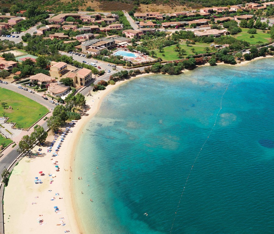 Letecký pohled na resort, Cannigione, Sardinie
