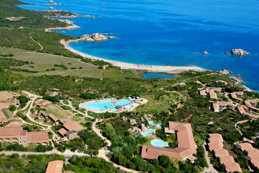 Letecký pohled na resort a pobřeží - Santa Teresa di Gallura, Sardinie