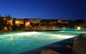 Resort & Spa Le Dune - Hotel Le Sabine - Noční pohled na bazén Hotelu Le Sabine s barem, Badesi, Sardinie