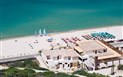 Resort & Spa Le Dune - Hotel Le Palme - Plážový servis před budovou Duna Bianca, Badesi, Sardinie