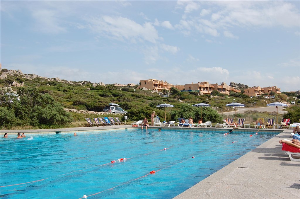 Plavecký bazén, Santa Reparata, Sardinie, Itálie.