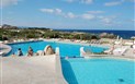 Residence Baia Santa Reparata - Pohled od bazénu, Baia Santa Reparata, Sardinie, Itálie.