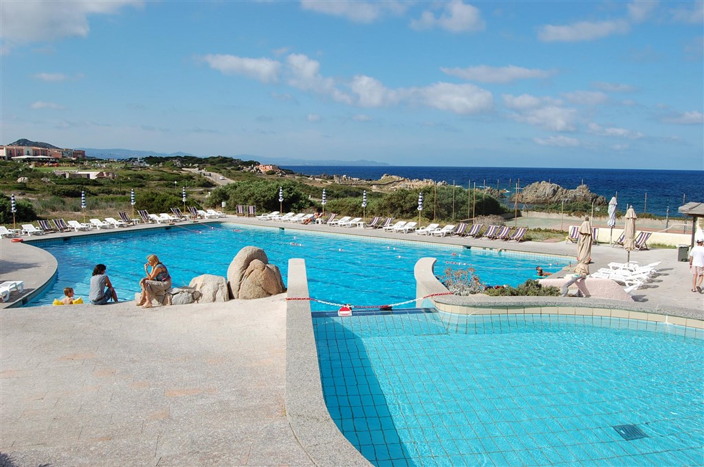 Pohled od bazénu, Baia Santa Reparata, Sardinie, Itálie.