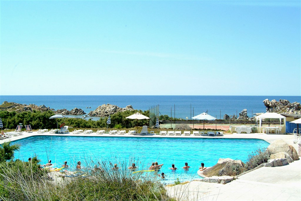 Pohled od bazénu k moři, Santa Reparata, Sardinie, Itálie.
