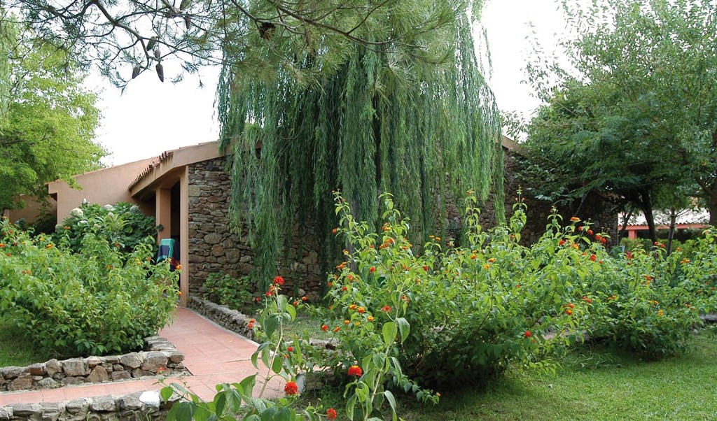 Příjemná hotelová zahrada, Budoni, Sardinie