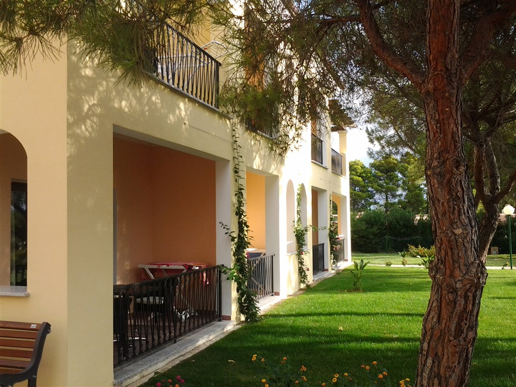 Přízemní terásky a balkony ve vyšších patrech nové budovy, Budoni, Sardinie