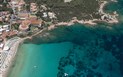 Baja Sardinia - Letecký pohled na hotel a hlavní pláž, Baja Sardinia, Sardinie