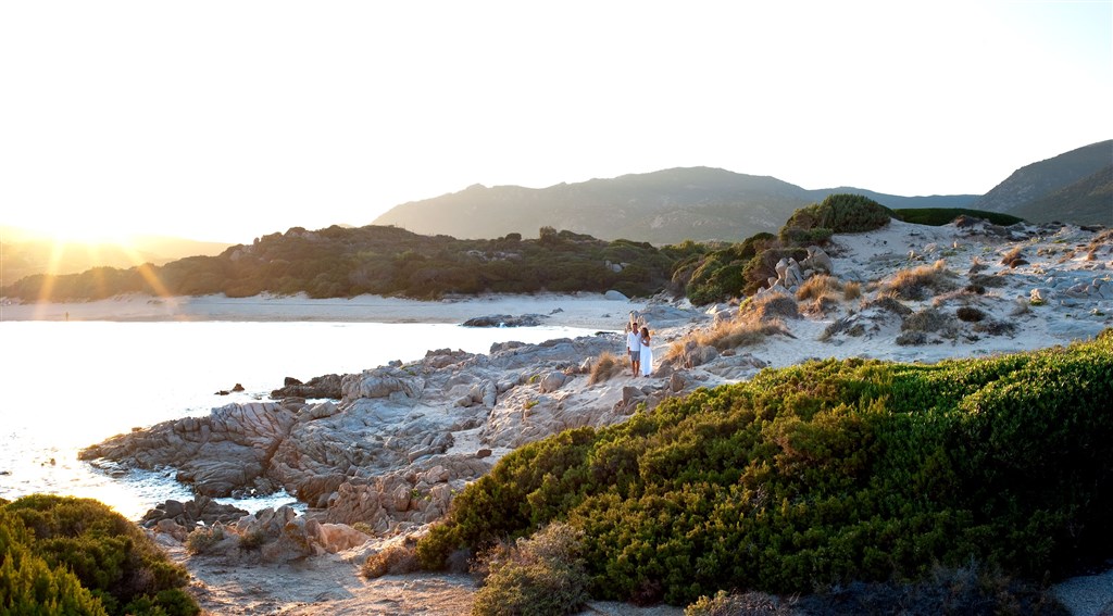 Romantická procházka po pláži, Chia, Sardinie