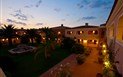 I Giardini Di Cala Ginepro Hotel Resort - Večerní pohled na resort, Cala Ginepro di Orosei, Sardinie