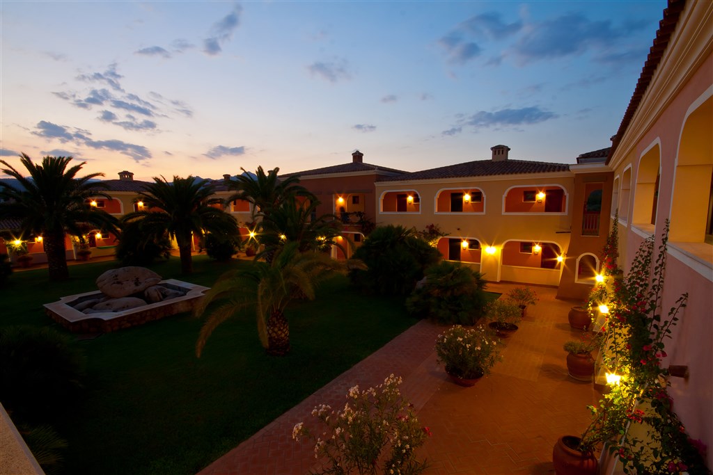 Večerní pohled na resort, Cala Ginepro di Orosei, Sardinie