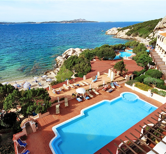 Výhled na bazén a moře, Baja Sardinia, Sardinie