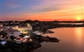 Grand Hotel Smeraldo Beach - Večerní pohled na hotel a pobřeží, Baja Sardinia, Sardinie