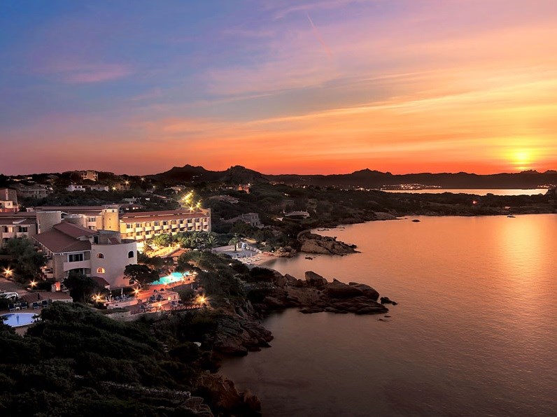 Večerní pohled na hotel a pobřeží, Baja Sardinia, Sardinie