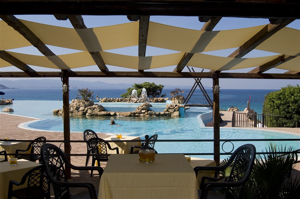 Bar u bazénu, Capo Testa - Santa Teresa, Sardinie