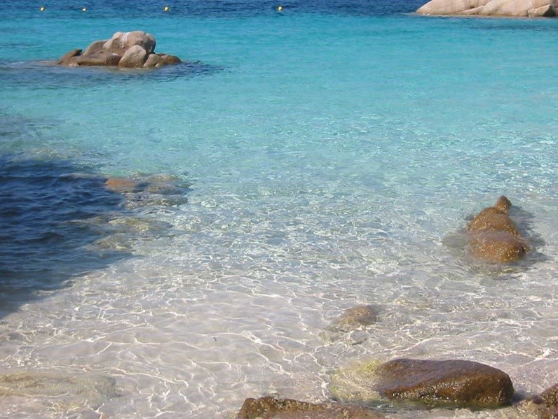 Průzračná voda Cala Granu, Porto Cervo, Costa Smeralda, Sardinie