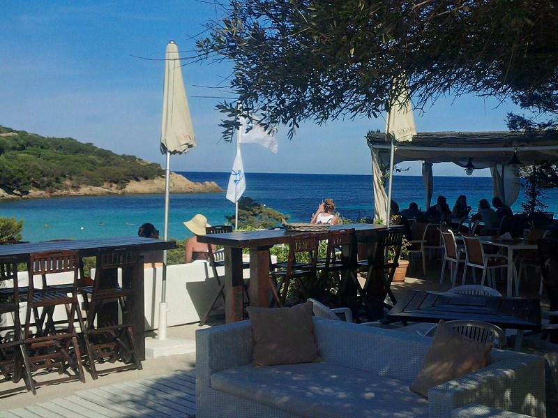 Orange bar na pláži Cala Granu, Porto Cervo, Costa Smeralda, Sardinie