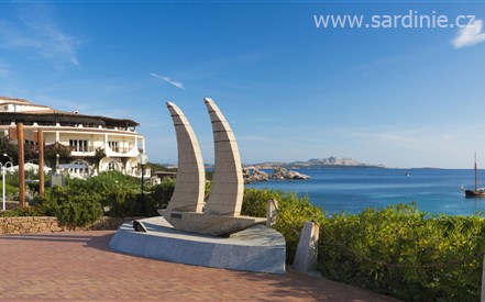 Baja Sardinia - Čelní pohled na hotel,  Baja Sardinia, Sardinie