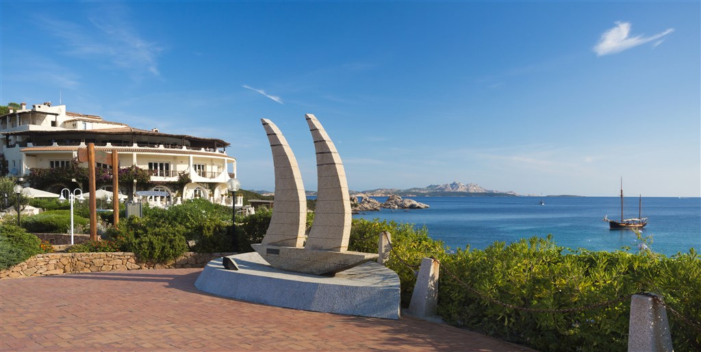 Čelní pohled na hotel,  Baja Sardinia, Sardinie