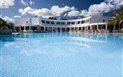 Flamingo Resort - Hlavní budova s bazénem, Pula, Sardinie