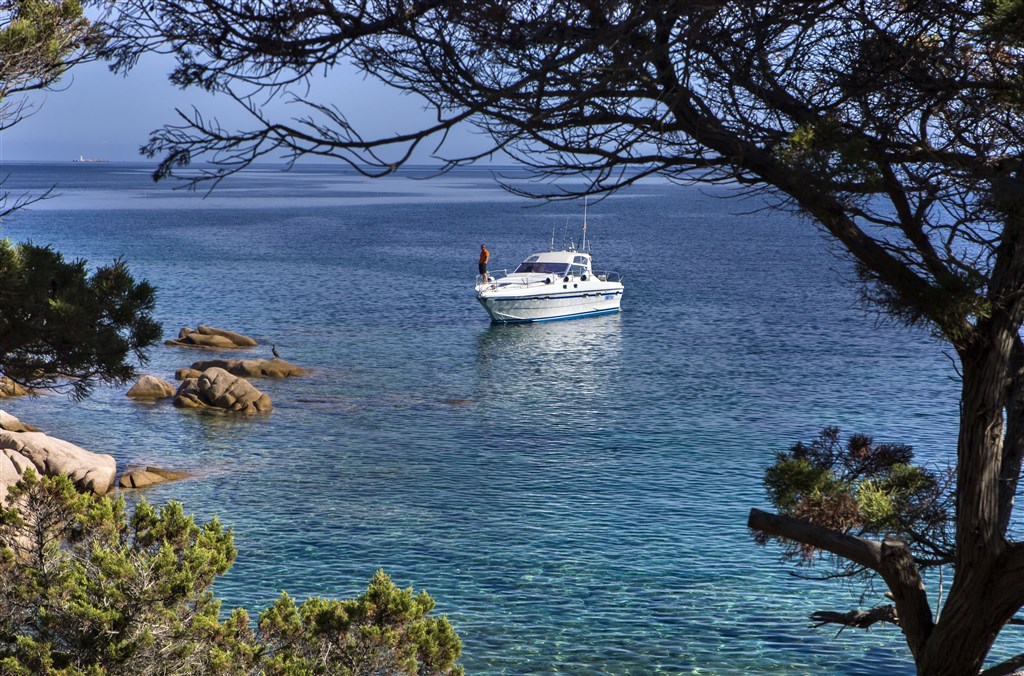 Výletní loď v zátoce Baja Sardinia, Sardinie