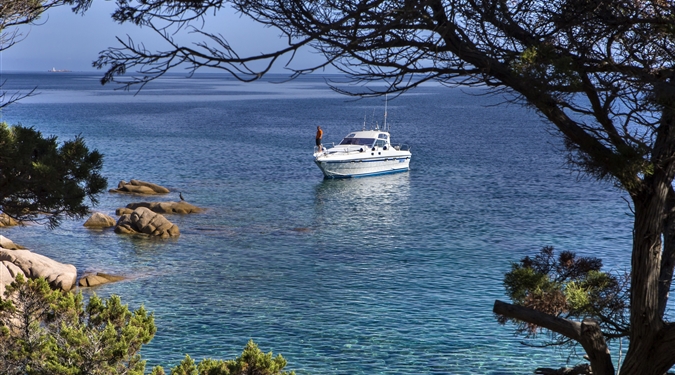 Baja Sardinia - Výletní loď v zátoce Baja Sardinia, Sardinie