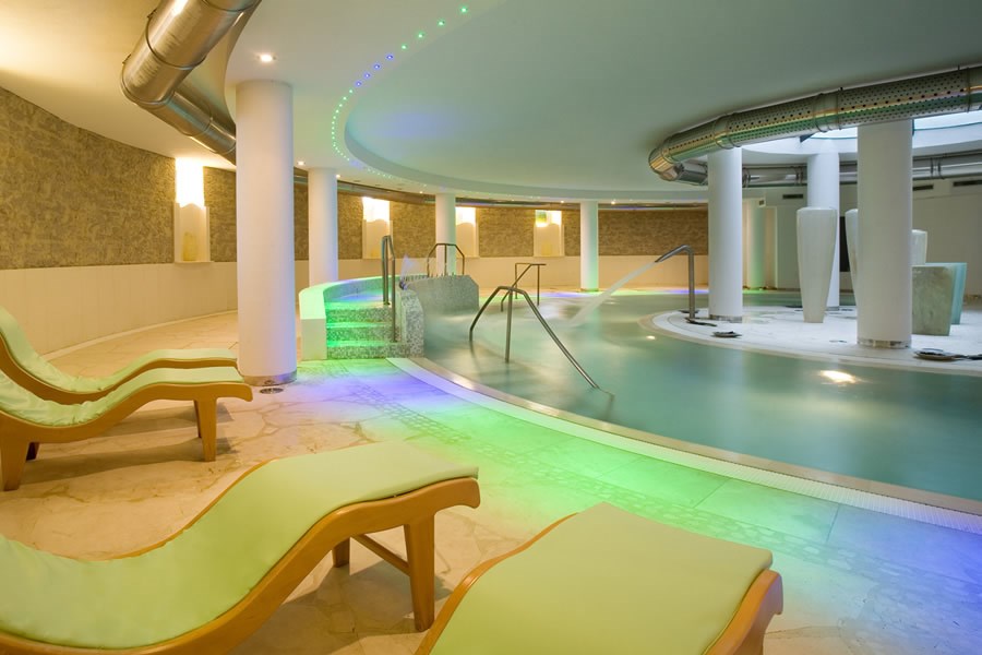 Wellness centrum s krytým bazénem v hotelu Flamingo, Pula, Sardinie